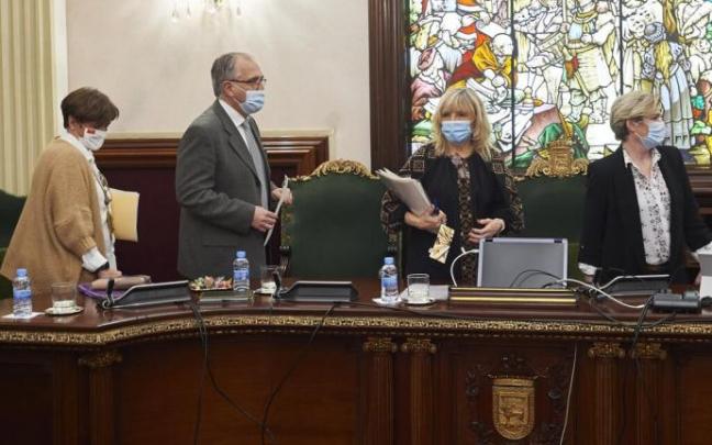 El alcalde Maya junto a María Caballero, en el Pleno de este jueves. El alcalde Maya junto a María Caballero, en el Pleno de este jueves.