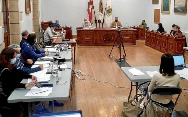 El Pleno de la Corporación de Hondarribia durante la sesión del mes de abril. Foto: N.G.
