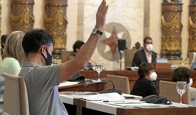 Un momento de una votación, ayer en el Pleno del Ayuntamiento de Donostia. Foto: Ruben Plaza