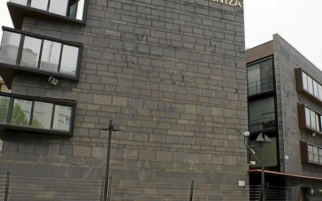 Edificio de la comisaría de Ondarreta, que tendrá un 75% más de metros cuadrados.