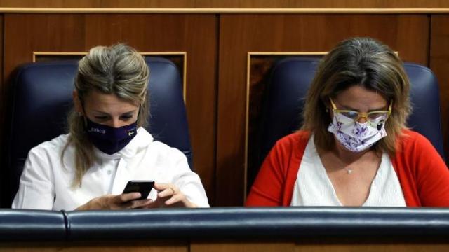 Las vicepresidentas Yolanda Díaz y Teresa Ribera, esta mañana en el Congreso.