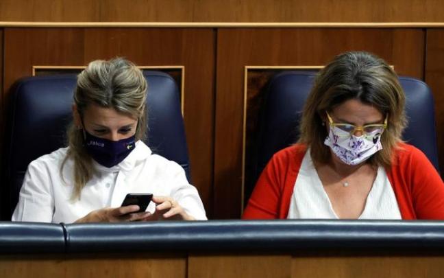 Las vicepresidentas Yolanda Díaz y Teresa Ribera, esta mañana en el Congreso.