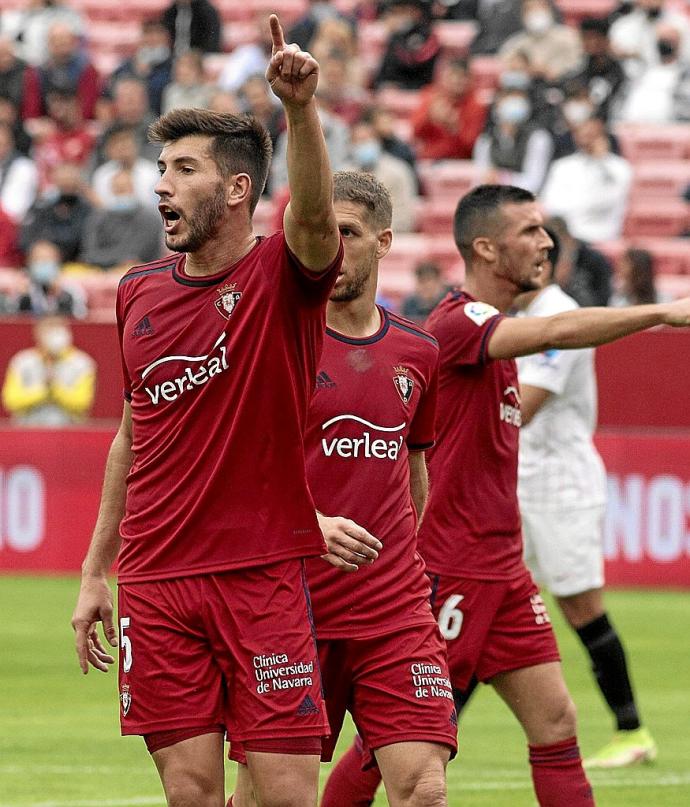 David García da órdenes en presencia de Darko y Oier durante el partido que el pasado sábado disputó Osasuna en el Ramón Sánchez Pizjuán.