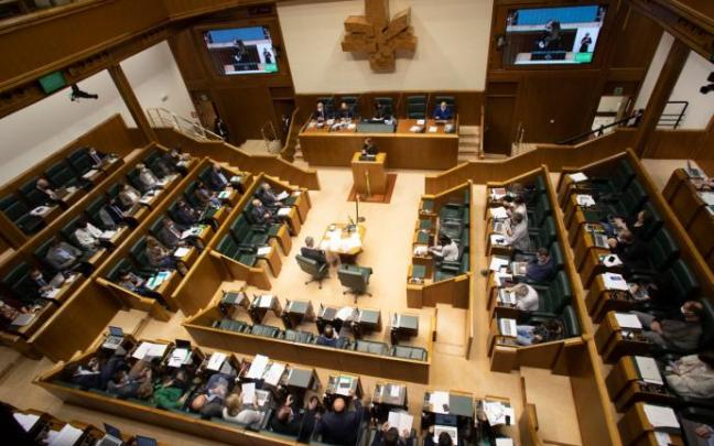Imagen de archivo de un pleno del Parlamento vasco. Imagen de archivo de un pleno del Parlamento vasco.
