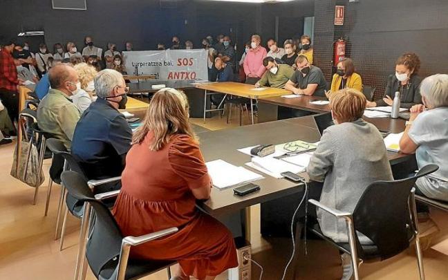 Muchos vecinos de Antxo se acercaron al Pleno para defender Luzuriaga como centro cultural.