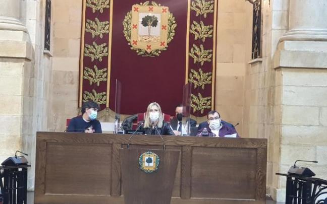La presidenta Ana Otadui ha leído la declaración institucional La presidenta Ana Otadui ha leído la declaración institucional