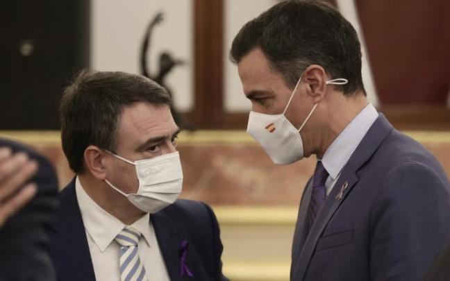 El portavoz del PNV en el Congreso, Aitor Esteban, con el presidente español, Pedro Sánchez El portavoz del PNV en el Congreso, Aitor Esteban, con el presidente español, Pedro Sánchez