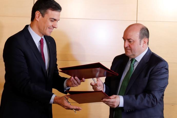 El presidente del Gobierno español, Pedro Sánchez, y el líder del PNV, Andoni Ortuzar, en el pacto de investidura