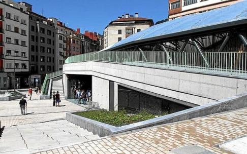 Vista de la plaza y del nuevo edificio polivalente de Errebal. Vista de la plaza y del nuevo edificio polivalente de Errebal.