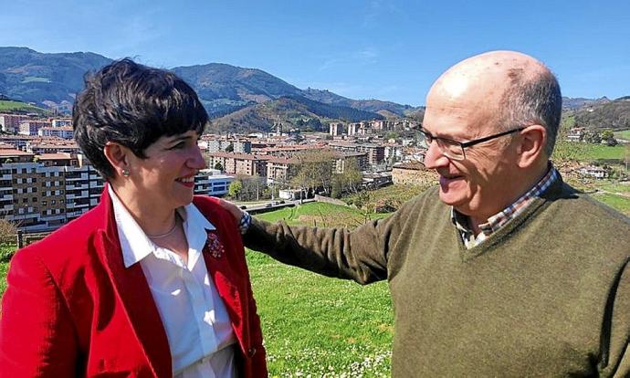 Ana Azkoitia y Javier Zubizarreta, con su pueblo al fondo. Foto: N.G.