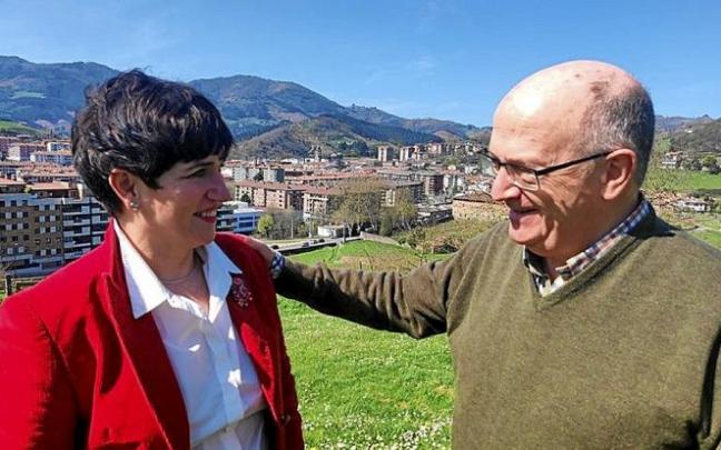 Ana Azkoitia y Javier Zubizarreta, con su pueblo al fondo. Foto: N.G. Ana Azkoitia y Javier Zubizarreta, con su pueblo al fondo. Foto: N.G.