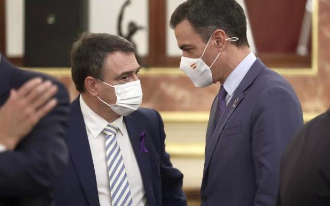 El portavoz del PNV en el Congreso, Aitor Esteban, con el presidente Sánchez. El portavoz del PNV en el Congreso, Aitor Esteban, con el presidente Sánchez.