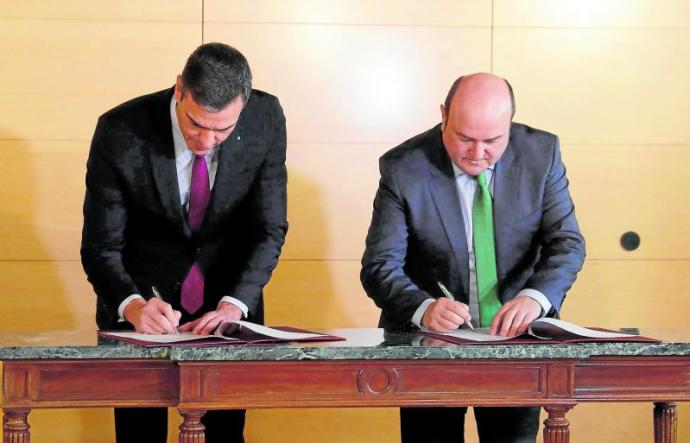 Pedro Sánchez, y el presidente de la Ejecutiva del PNV, Andoni Ortuzar, durante la firma del acuerdo de investidura. Foto: Efe