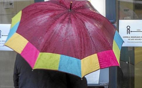 Una persona saca dinero de un cajero en una entidad bancaria. Foto: Rubén Plaza