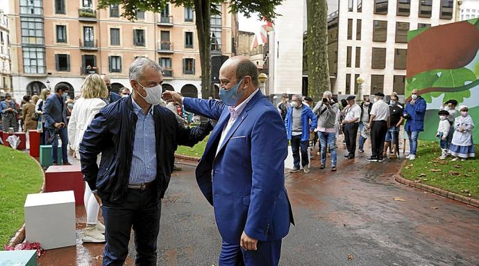 Andoni Ortuzar e Iñigo Urkullu se saludan, al término del acto que celebró ayer el PNV en Bilbao con motivo de San Ignacio. Foto: Oskar M. Bernal