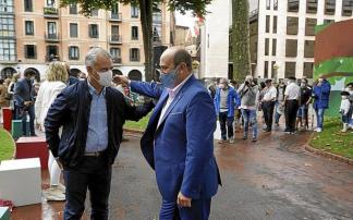 Andoni Ortuzar e Iñigo Urkullu se saludan, al término del acto que celebró ayer el PNV en Bilbao con motivo de San Ignacio. Foto: Oskar M. Bernal Andoni Ortuzar e Iñigo Urkullu se saludan, al término del acto que celebró ayer el PNV en Bilbao con motivo de San Ignacio. Foto: Oskar M. Bernal
