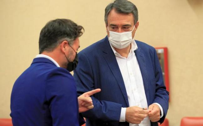 El jeltzale Aitor Esteban y el republicano Gabriel Rufián conversan en los pasillos del Congreso de los Diputados. El jeltzale Aitor Esteban y el republicano Gabriel Rufián conversan en los pasillos del Congreso de los Diputados.