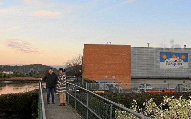 El portavoz jeltzale Xabier Iridoy y una edil del grupo municipal, frente a la planta de Recondo. Foto: N.G.
