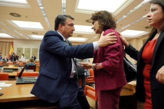 El portavoz del PNV en el Congreso, Aitor Esteban, con la ministra de Hacienda, María Jesús Montero