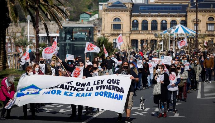 Manifestación en Donostia en favor de una ley que blinde el derecho a una vivienda digna.