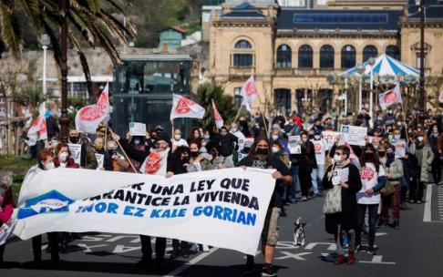 Manifestación en Donostia en favor de una ley que blinde el derecho a una vivienda digna. Manifestación en Donostia en favor de una ley que blinde el derecho a una vivienda digna.
