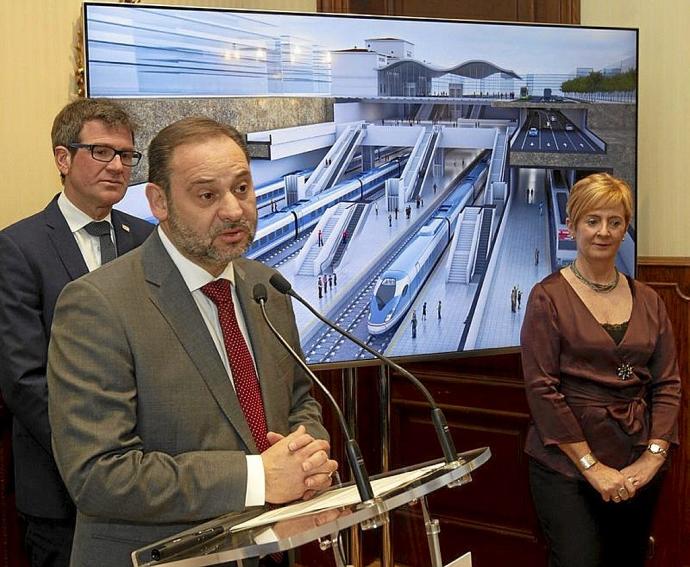 Ábalos presentando el proyecto de soterramiento en Vitoria. Foto: A.L.