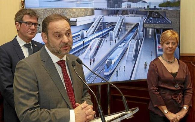 Ábalos presentando el proyecto de soterramiento en Vitoria. Foto: A.L.