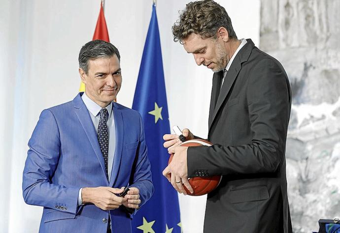 El exjugador de baloncesto Pau Gasol firmó ayer un balón a Sánchez, durante el acto de entrega de la Gran Cruz del Mérito Deportivo. Foto: Efe