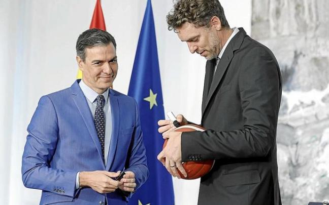El exjugador de baloncesto Pau Gasol firmó ayer un balón a Sánchez, durante el acto de entrega de la Gran Cruz del Mérito Deportivo. Foto: Efe