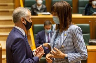 Iñigo Urkullu e Idoia Mendia conversan durante un pleno de control en el Parlamento Vasco.