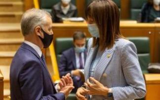 Iñigo Urkullu e Idoia Mendia conversan durante un pleno de control en el Parlamento Vasco.