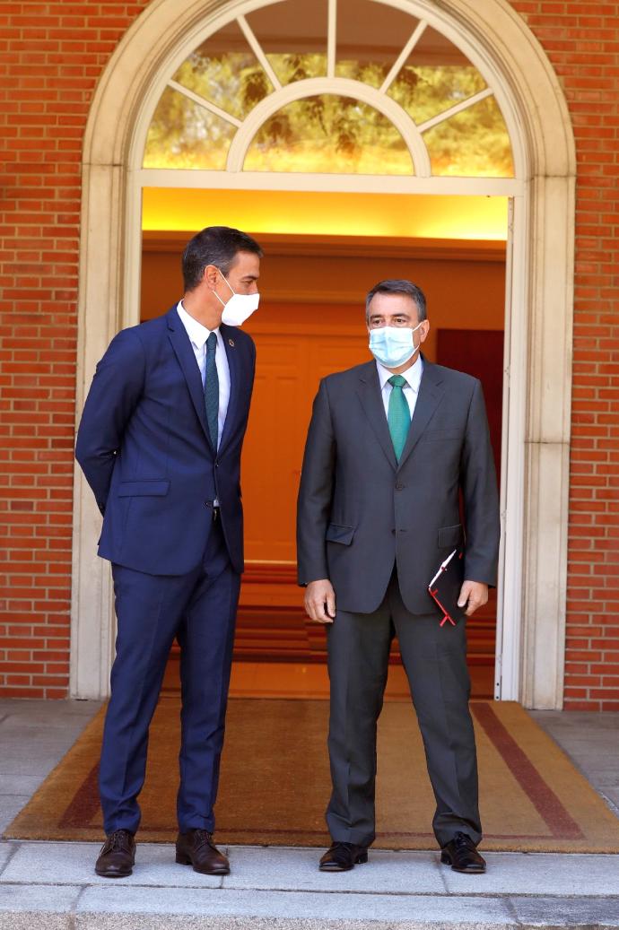 Pedro Sánchez, con el portavoz del PNV en el Congreso, Aitor Esteban.