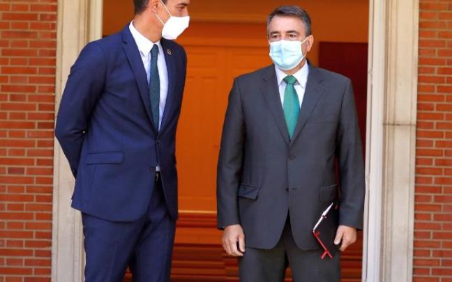 Pedro Sánchez, con el portavoz del PNV en el Congreso, Aitor Esteban. Pedro Sánchez, con el portavoz del PNV en el Congreso, Aitor Esteban.
