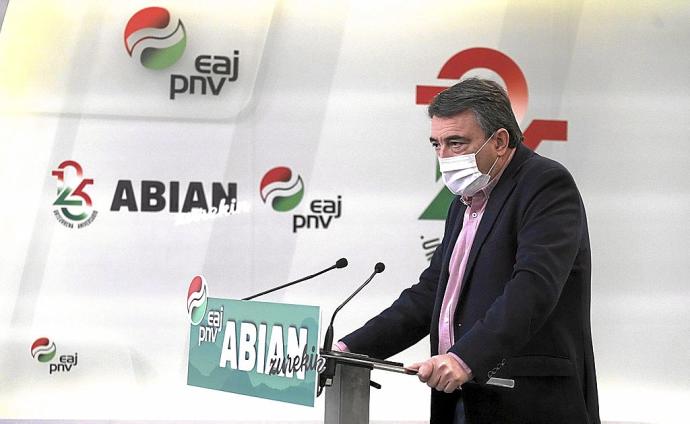 El portavoz del PNV en el Congreso, Aitor Esteban, ayer en rueda de prensa en Sabin Etxea. Foto: E. P.