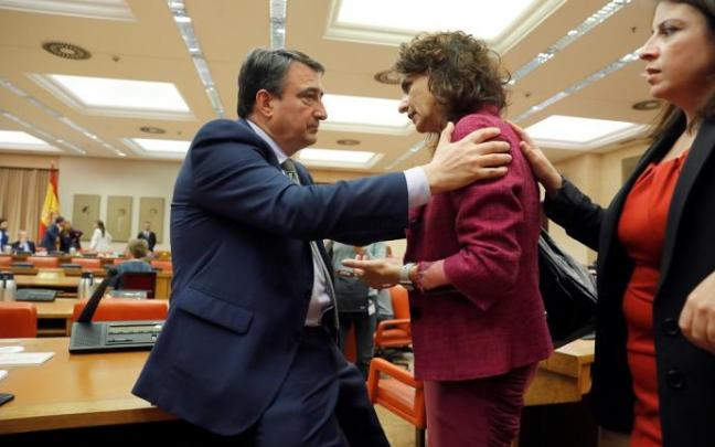 El portavoz del PNV en el Congreso, Aitor Esteban, con la ministra de Hacienda, María Jesús Montero, en una sesión anterior El portavoz del PNV en el Congreso, Aitor Esteban, con la ministra de Hacienda, María Jesús Montero, en una sesión anterior
