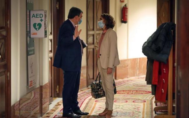 El portavoz del PNV en el Congreso de los Diputados, Aitor Esteban, con la ministra de Hacienda, María Jesús Montero El portavoz del PNV en el Congreso de los Diputados, Aitor Esteban, con la ministra de Hacienda, María Jesús Montero