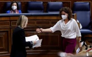 La ministra de Hacienda, María Jesús Montero, con la jeltzale Idoia Sagastizabal La ministra de Hacienda, María Jesús Montero, con la jeltzale Idoia Sagastizabal