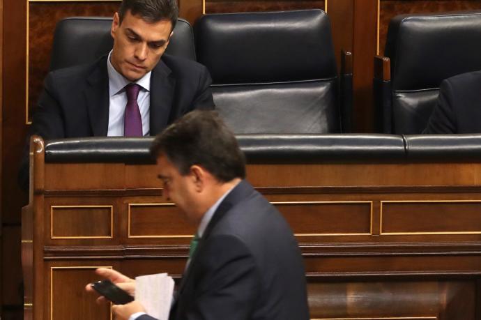 El presidente del Gobierno español, Pedro Sánchez, con el portavoz del PNV en el Congreso, Aitor Esteban