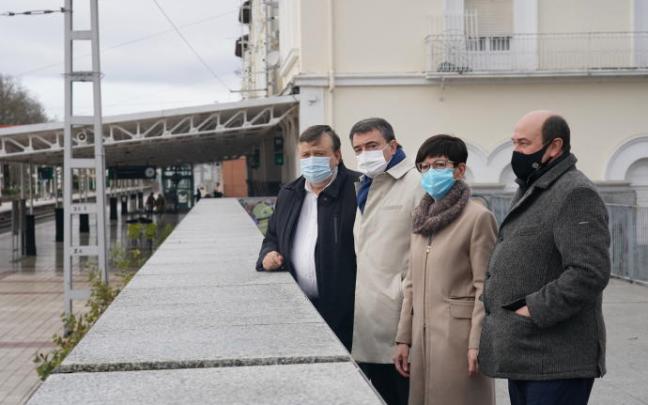 Los portavoces del PNV en el Congreso y el Senado, Aitor Esteban y Estefanía Belrán de Heredia, flanqueados por los líderes del ABB y el EBB, Suso y Ortuzar. Los portavoces del PNV en el Congreso y el Senado, Aitor Esteban y Estefanía Belrán de Heredia, flanqueados por los líderes del ABB y el EBB, Suso y Ortuzar.