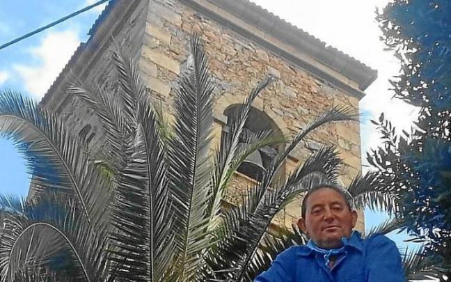 Juan Ramón, ante las campanas de San Nicolás de Bari. Foto: E. Zunzunegi