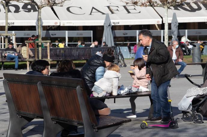 Pequeños y mayores disfrutando del buen tiempo en la Plaza del Castillo de Pamplona.