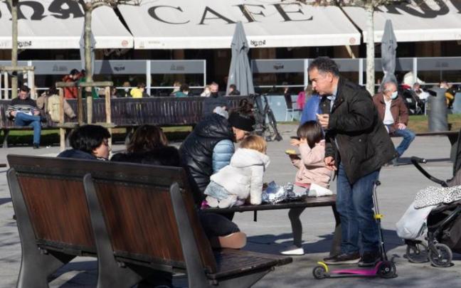 Pequeños y mayores disfrutando del buen tiempo en la Plaza del Castillo de Pamplona. Pequeños y mayores disfrutando del buen tiempo en la Plaza del Castillo de Pamplona.