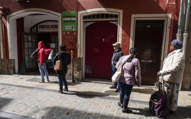 Un grupo de personas espera ante un comedor social de Pamplona. Un grupo de personas espera ante un comedor social de Pamplona.