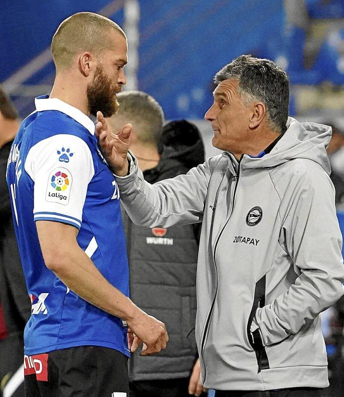 Mendilibar alecciona a Laguardia en uno de los últimos partidos del Alavés. Foto: Alex Larretxi