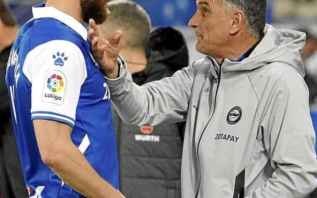 Mendilibar alecciona a Laguardia en uno de los últimos partidos del Alavés. Foto: Alex Larretxi