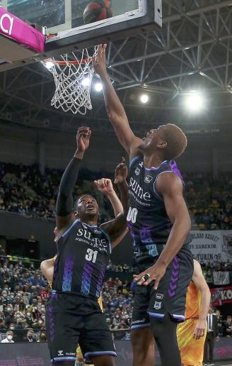 Damien Inglis y Ángel Delgado, en el encuentro ante el Gran Canaria.