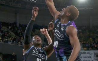 Damien Inglis y Ángel Delgado, en el encuentro ante el Gran Canaria.