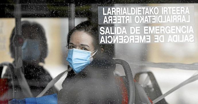 La fecha para prescindir de la mascarilla en espacios interiores o, por ejemplo, en el transporte público, todavía parece muy lejana. Foto: Luis Tejido