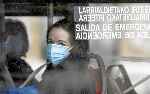 La fecha para prescindir de la mascarilla en espacios interiores o, por ejemplo, en el transporte público, todavía parece muy lejana. Foto: Luis Tejido La fecha para prescindir de la mascarilla en espacios interiores o, por ejemplo, en el transporte público, todavía parece muy lejana. Foto: Luis Tejido