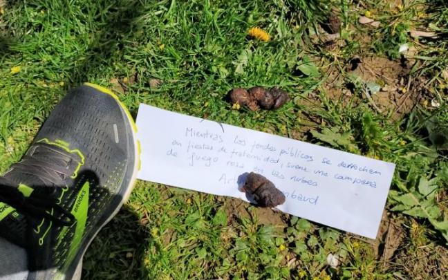 Uno de los poemas de Rimbaud, junto a un excremento en el Paseo del Arga a su paso por San Jorge. Uno de los poemas de Rimbaud, junto a un excremento en el Paseo del Arga a su paso por San Jorge.